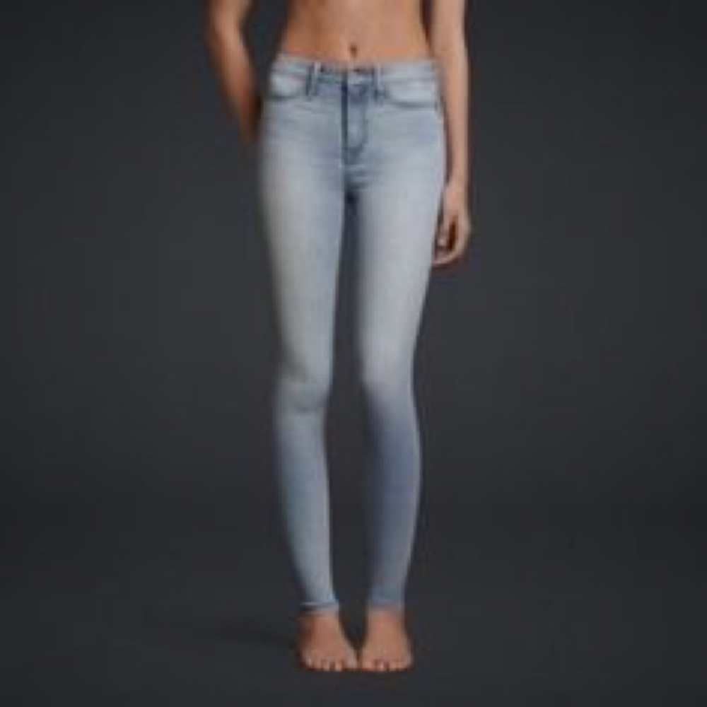 HOLLISTER SUPER SKINNY JEANS SIZE 1L RIPPED KNEES
